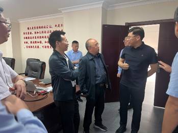 一群人在房间里交谈描述已自动生成